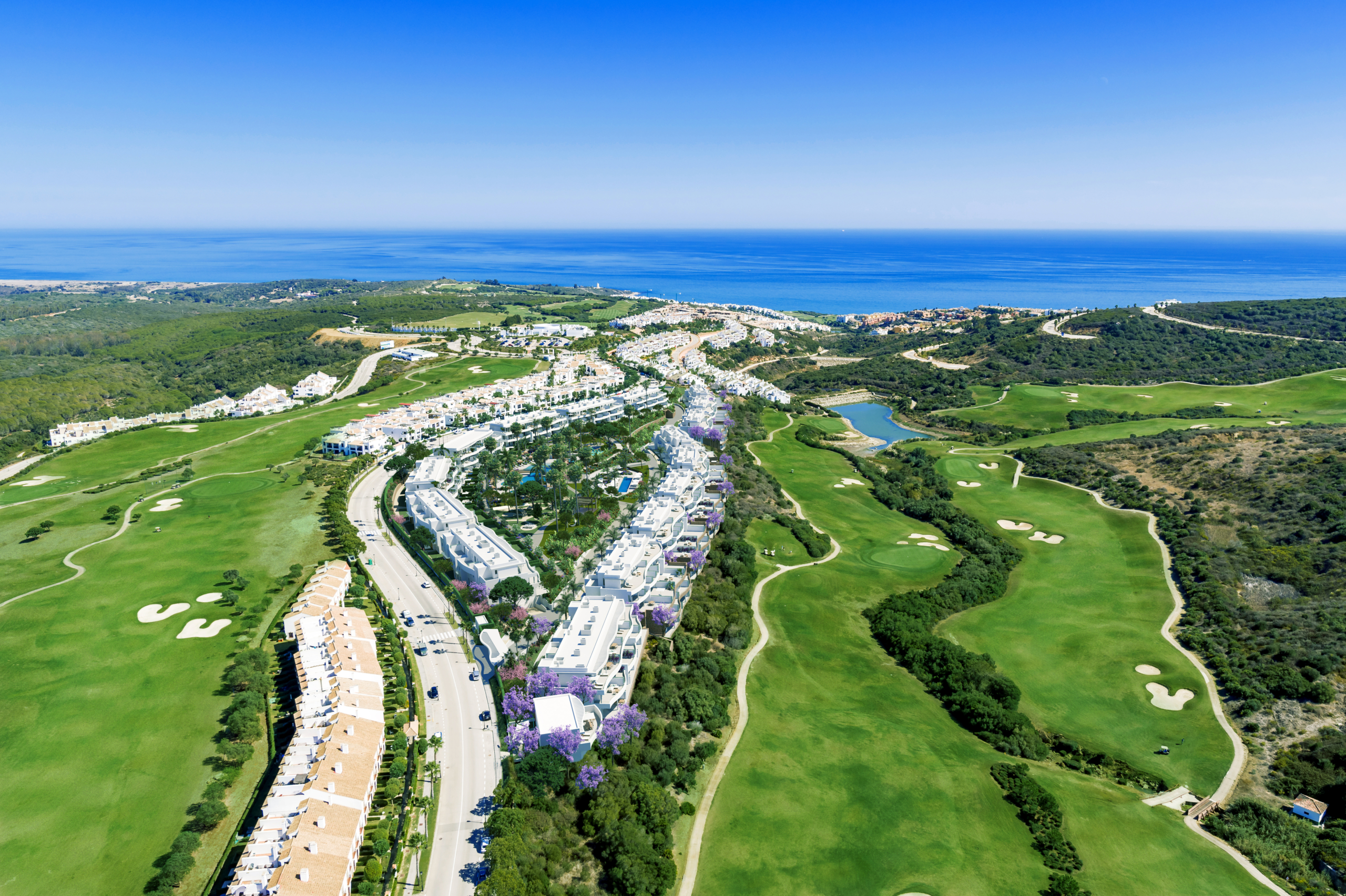 Vista aerea del residencial Serenity junto al campo de golf en La Alcaidesa Costa del Sol